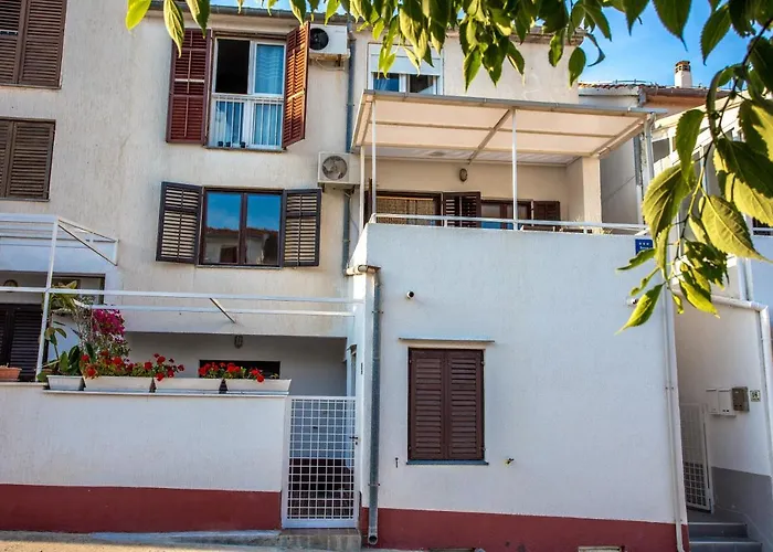 So Hvar So Good! Spacious With Terrace Апартаменты *